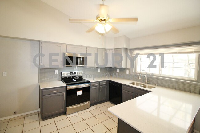 Foto del edificio - Recently Updated 3/2 with Sparkling In-Gro...