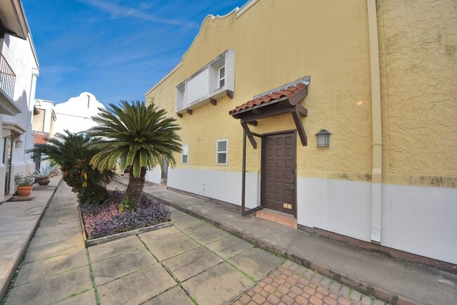 Building Photo - 2744 Briarhurst Dr