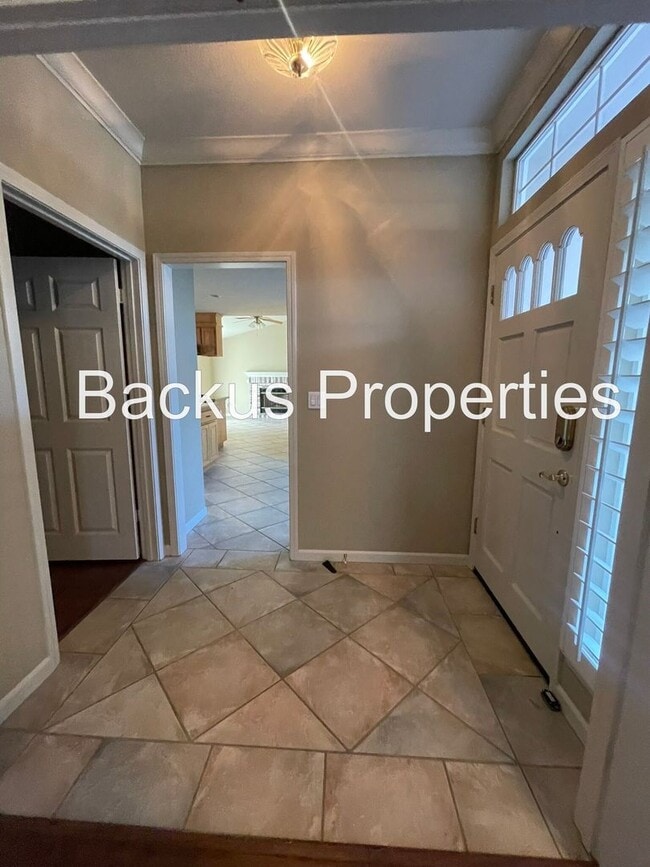 Building Photo - Stunning Three Bedroom in North Salinas  (...