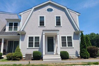 Building Photo - 138 Elm St