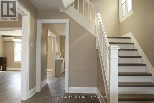 Building Photo - 207 Oakwood Ave