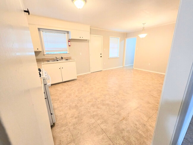 Building Photo - 270 Myer Ave