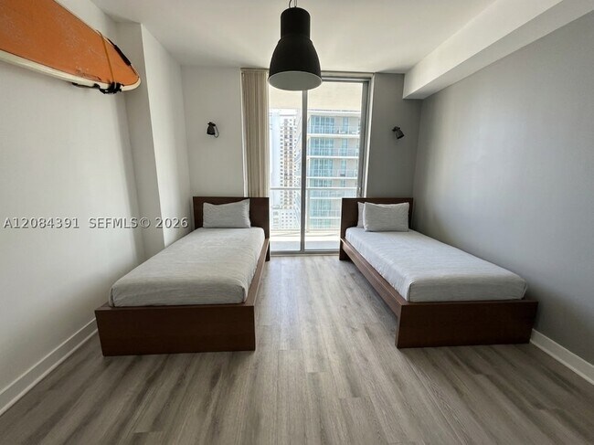 Foto del edificio - 79 SW 12th St