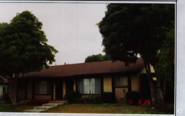 Foto del edificio - 8823-8825 Tiber St
