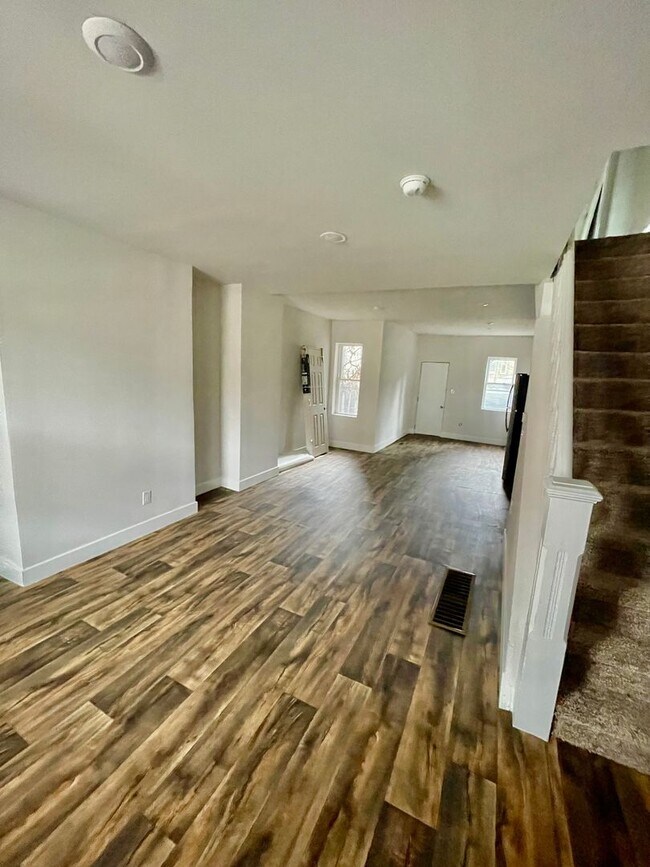 Building Photo - 3 Bedroom Home