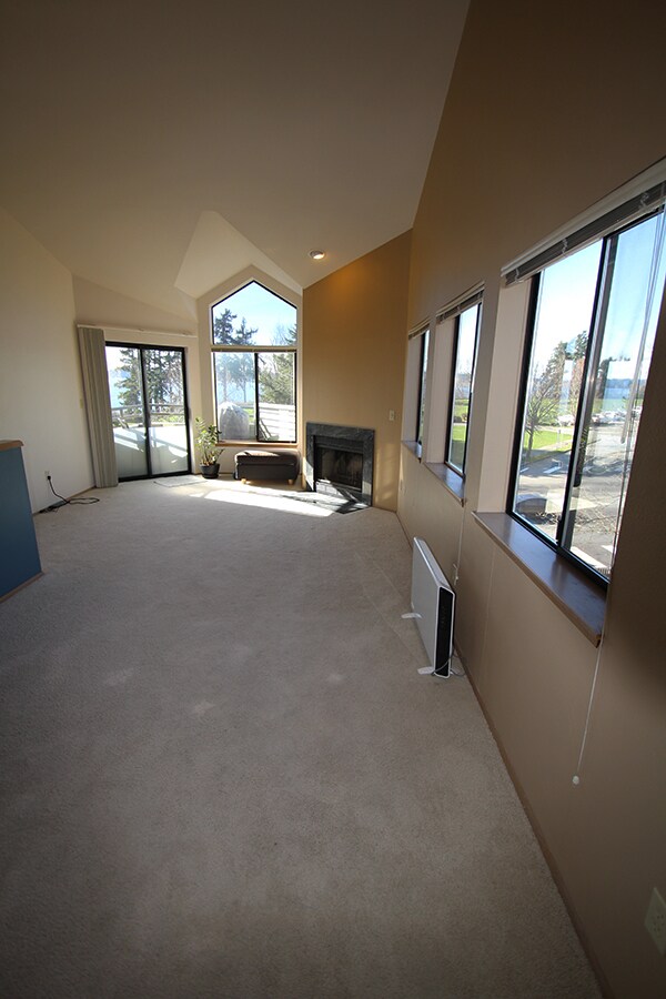 Foto del edificio - DOWNTOWN KIRKLAND 2 BED, 2.5 BATH HOME FOR RENT W WATER VIEWS!