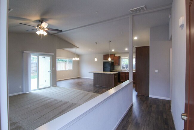 Building Photo - 3 Bedroom, 2 Bath Home in Redding