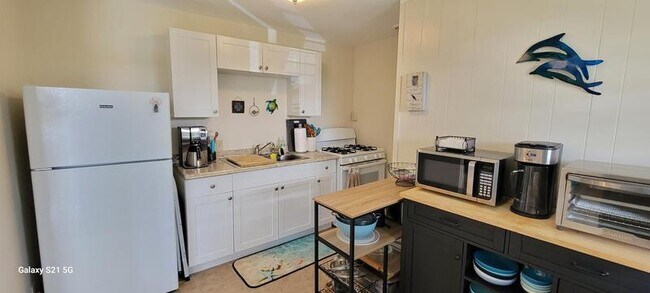 Building Photo - 485 Waianuenue Ave
