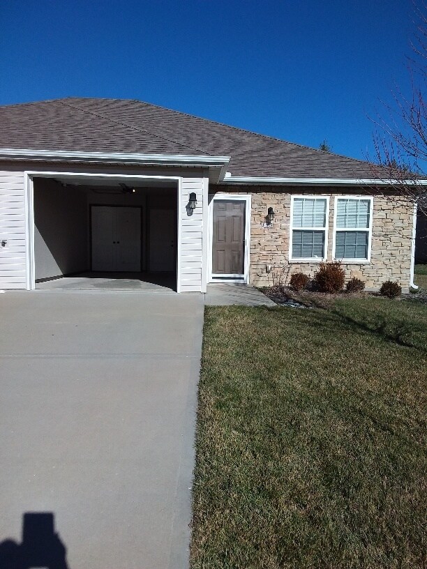 Foto principal - 135 SW Rose Garden Ln