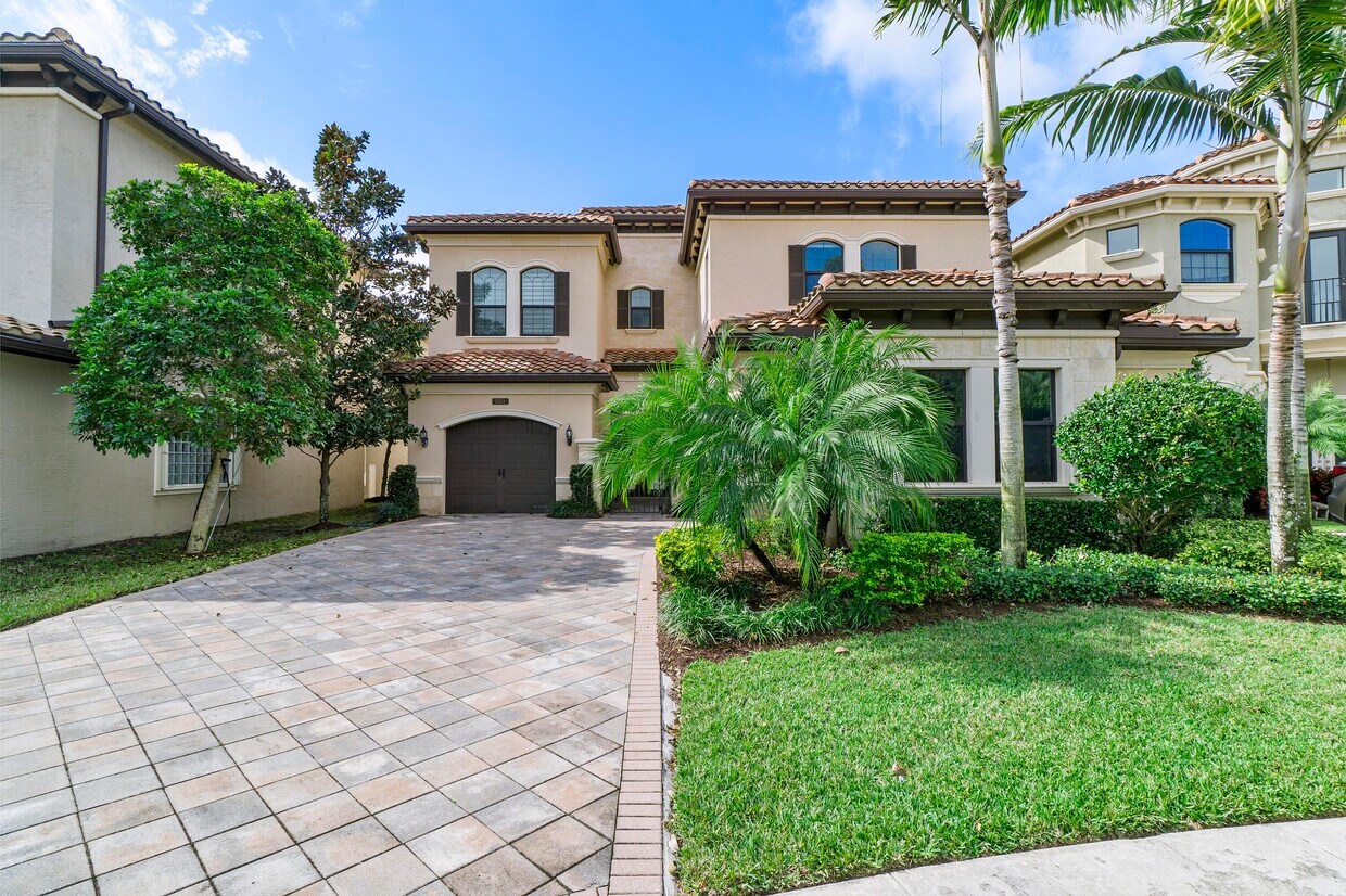Foto principal - 8151 Lost Creek Ln
