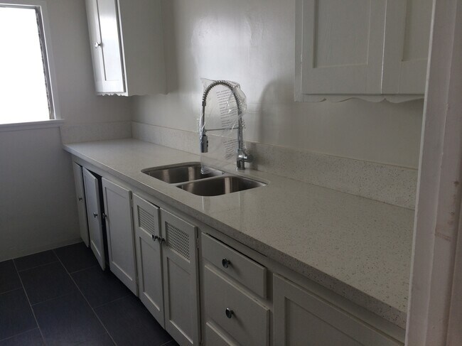 cocina - 11225 1122.5 Irolo Street