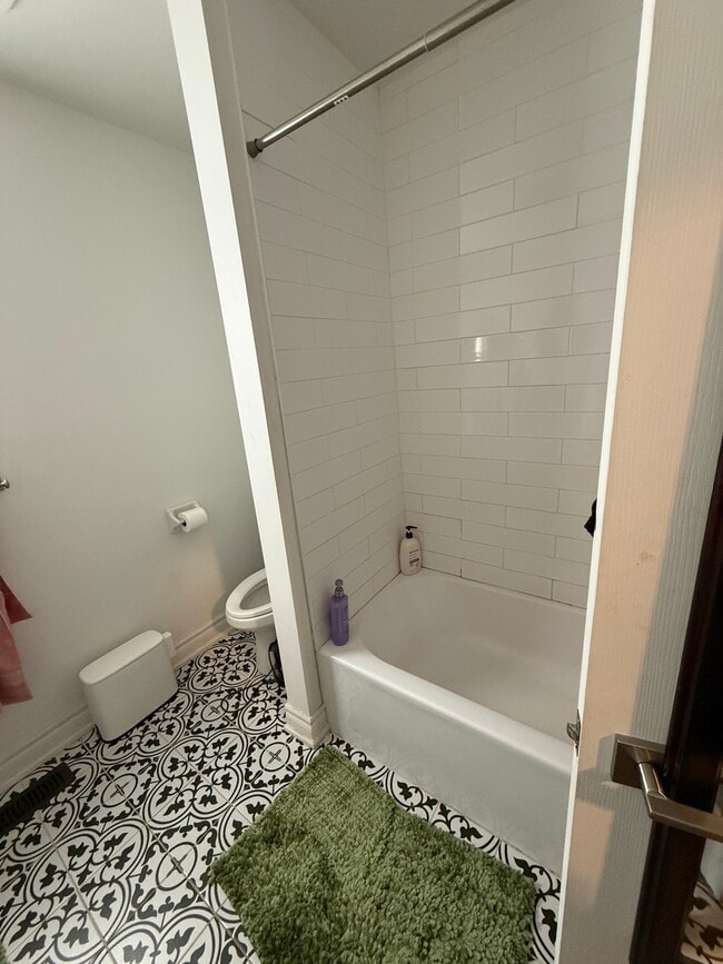 Building Photo - 1267 King St W