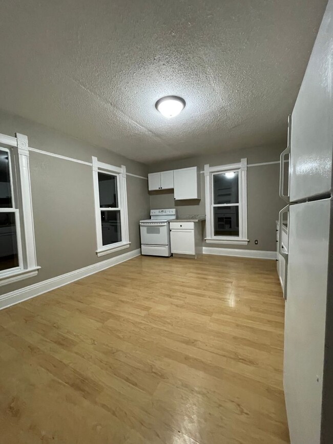 Building Photo - 420 W Bremer Ave.