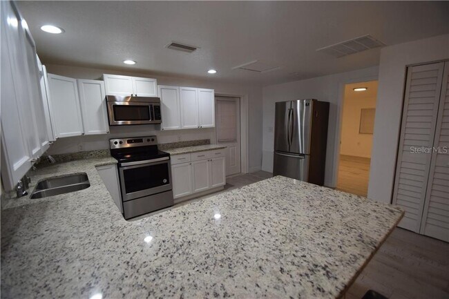 Building Photo - 1310 Golconda Rd