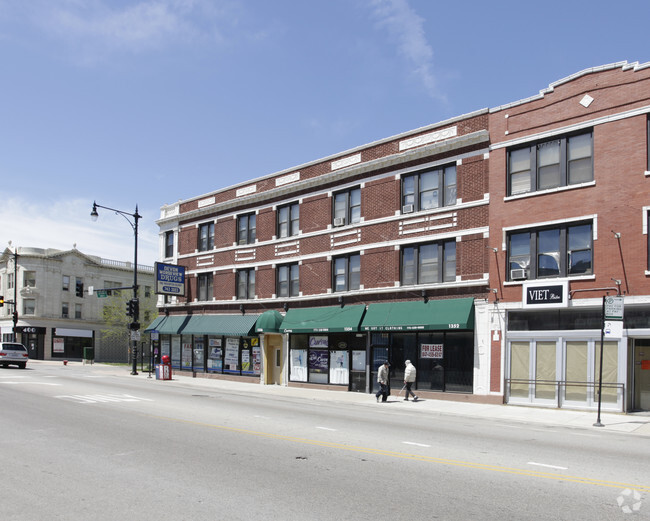 Building Photo - 1350 W Devon Building
