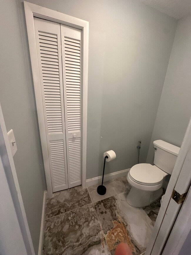 Foto del edificio - 908 Wicketrun Dr