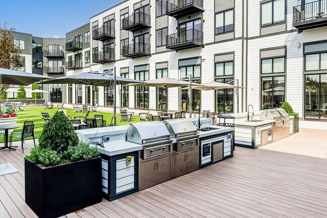 Building Photo - The Apex West Bloomfield