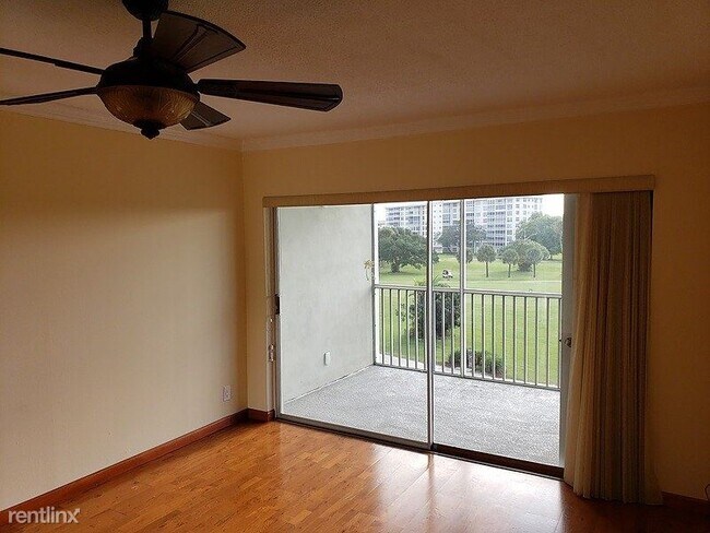 Building Photo - 2900 N Palm Aire Dr
