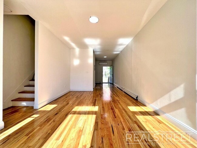 Building Photo - Charming 2 Bed 1.5 Bath Upper Duplex in Bu...