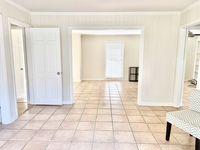 Building Photo - 4647 Loyola Dr