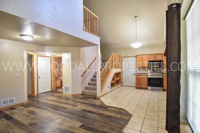 Foto del edificio - 3 Bedroom, 2.5 Bath 1 1/2 story first floor master suite -Townhome in Urbandale