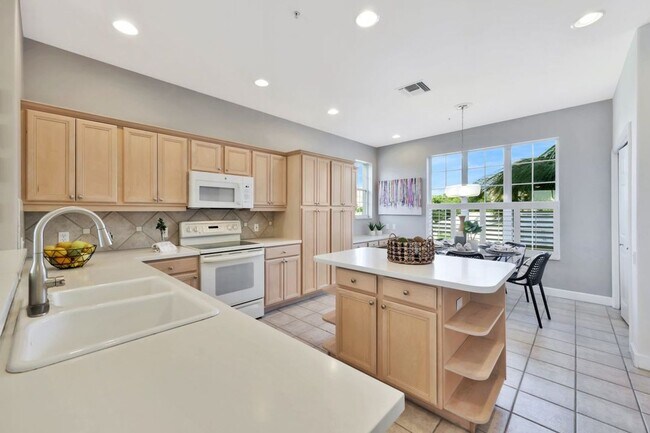 Building Photo - Gorgeous Sutton Walk End Unit