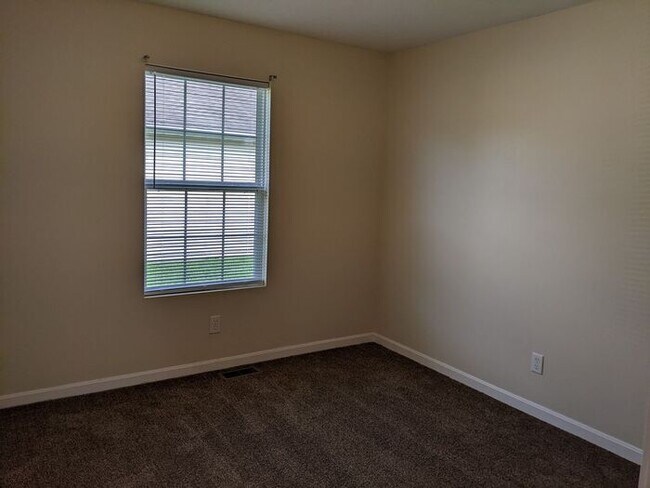 Foto del edificio - 4 Bedroom Home on East Side-Pets Welcome