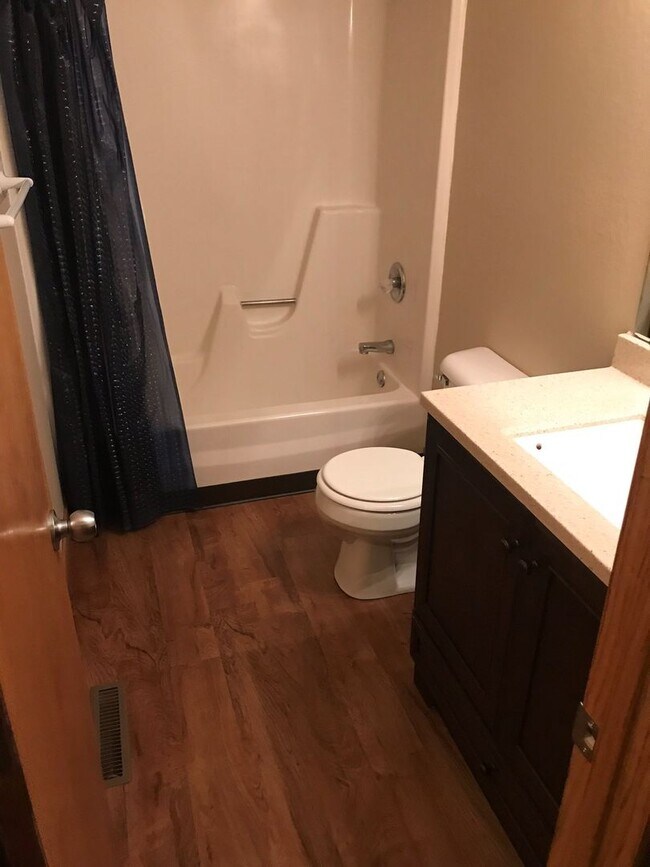 Foto del edificio - 2 bedroom townhouse close to campus-free p...