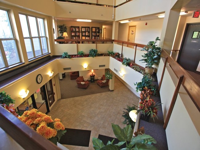 Relájate y socializa en nuestro salón comunitario - Woodland Hills - A Senior Community