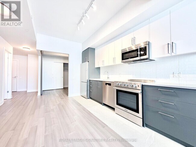 Building Photo - 664 Spadina Ave.