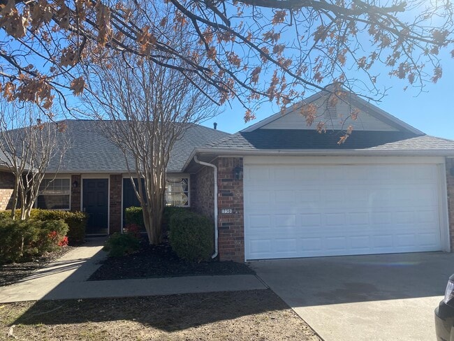 Building Photo - 730 N Daisy Ln