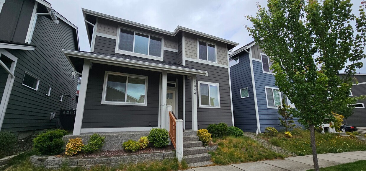 Primary Photo - Spacious Bremerton Two-Story