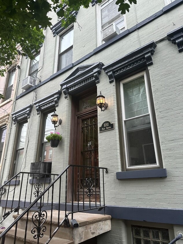 Primary Photo - 1011 Park Ave