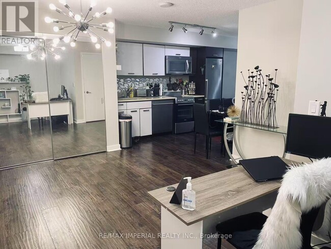 Building Photo - 295 Adelaide St W