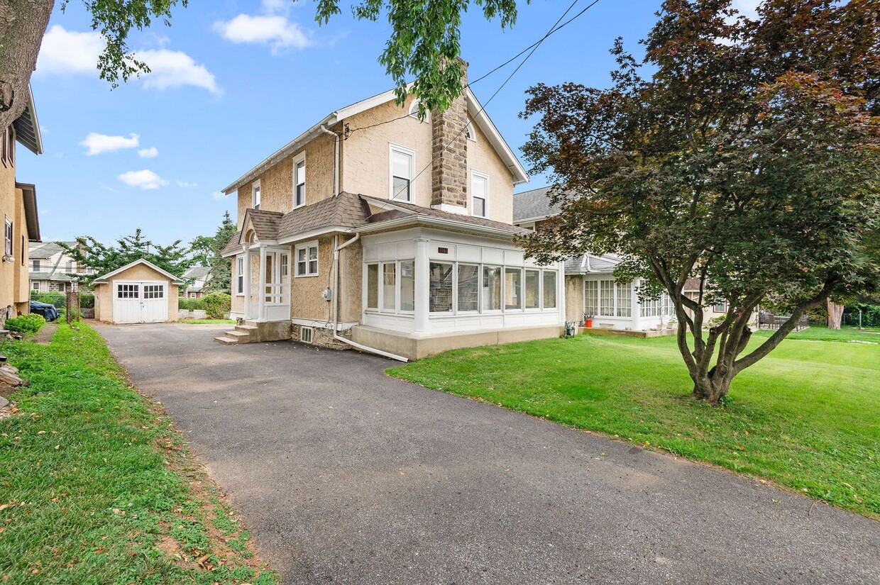 Foto principal - Single family home with hardwood floors th...