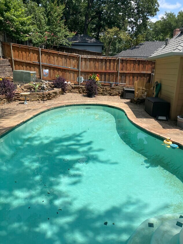 Foto del edificio - 3212 Oak Tree Ln
