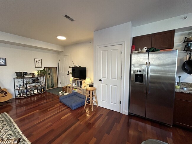 Building Photo - 43 Pitman St