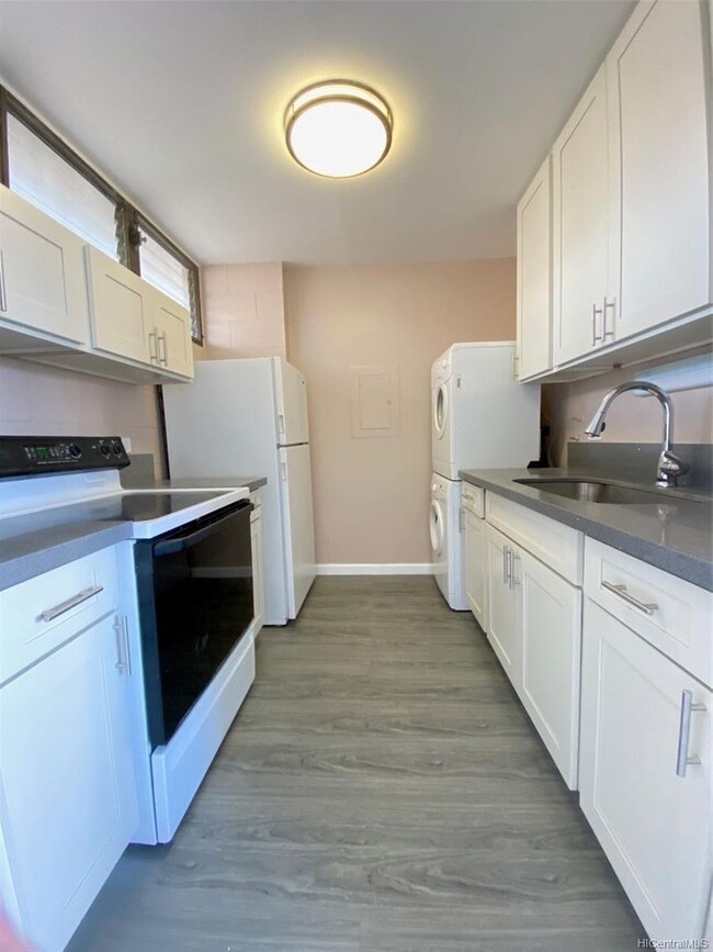 Building Photo - Recently Renovated and breezy 1 bed 1 bath...