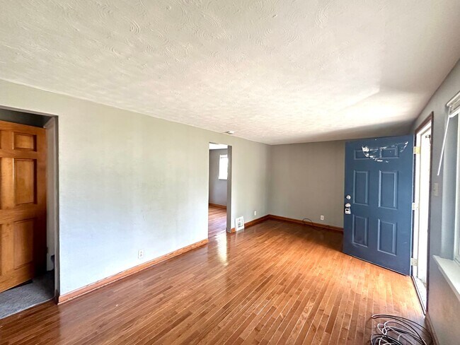Foto del edificio - 4 Bed/1.5 Bath Home in Penn Hills - Off-St...