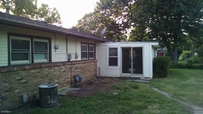 Building Photo - 950 N Westlink Ave