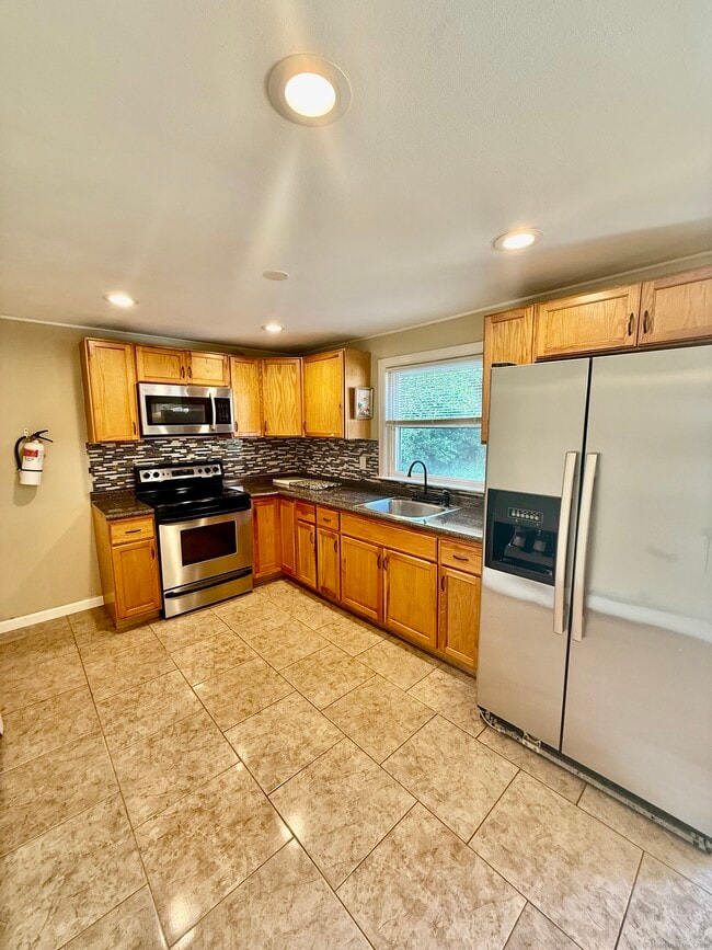 Building Photo - 44 Haddam St
