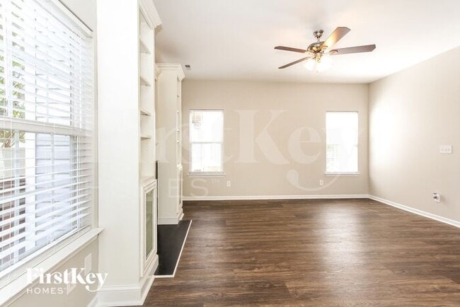 Building Photo - 10520 Meadow Crossing Ln