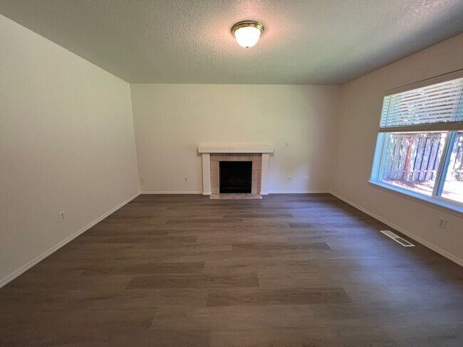 Foto del edificio - 8573 NE Hodes Street ~ Beautifully Refresh...