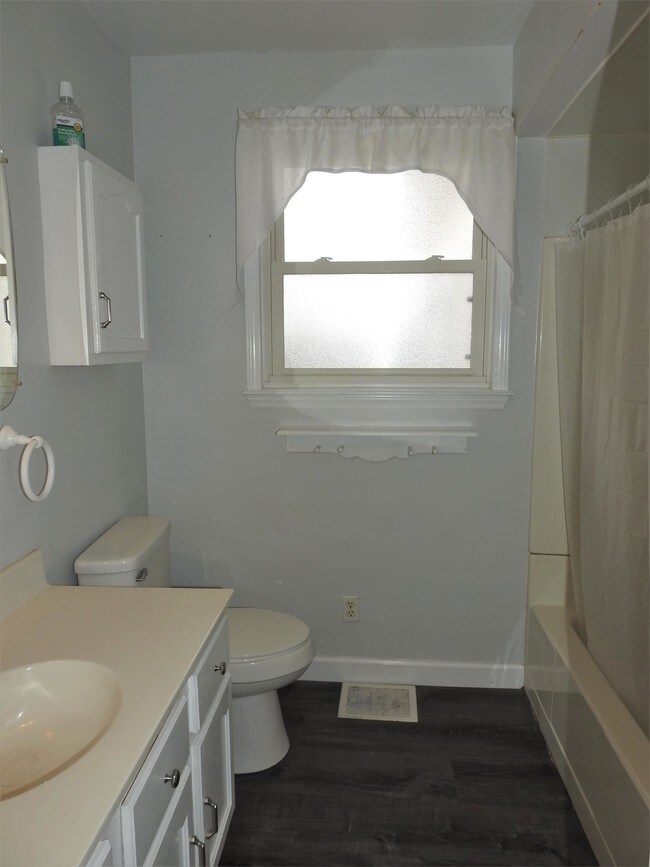 Foto del edificio - 221 Fairground Ave