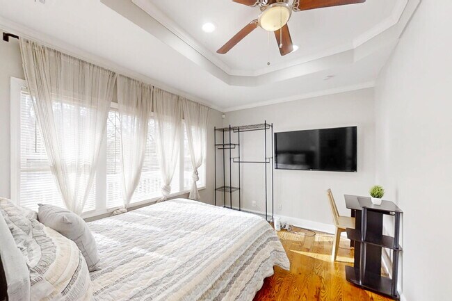 Foto del edificio - Newly-renovated & high-quality Atlanta Home! Top of the line finishes, granite countertops, stain...