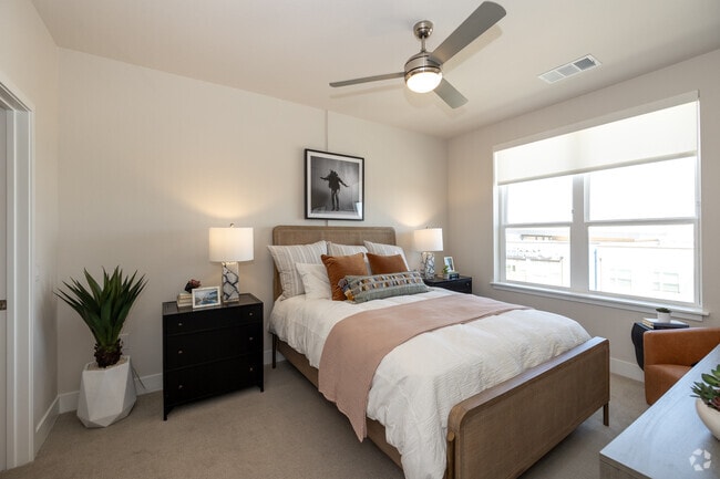 1BR, 1BA - 650SF - 685SF - Dormitorio - Alexan Montview Plaza