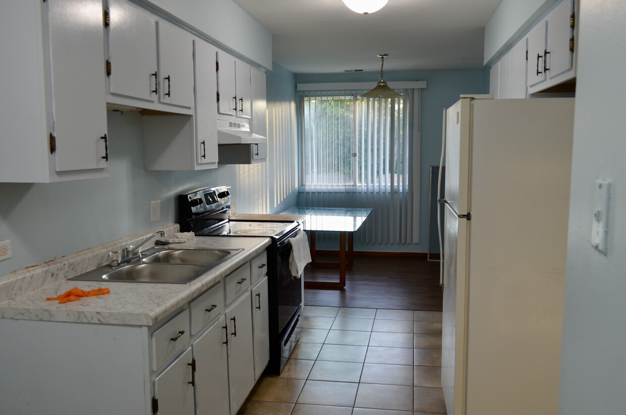 Kitchen looking towards dining - 2650 Brookwood Way Dr