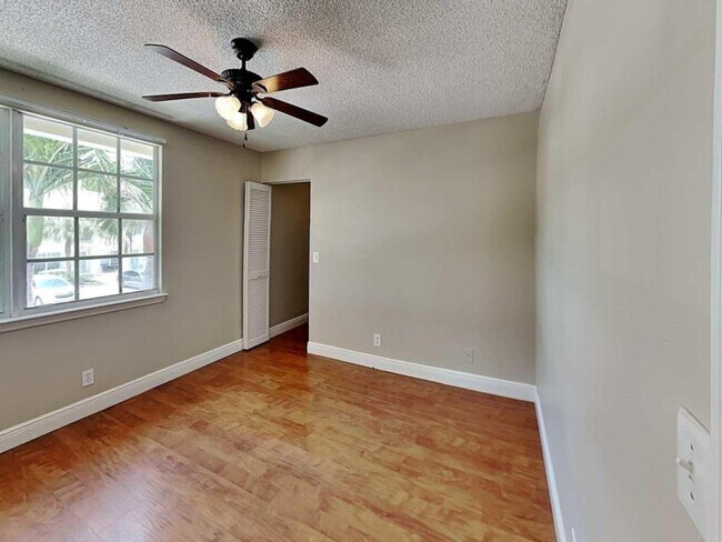 Foto del edificio - 9951 NW 56th Pl