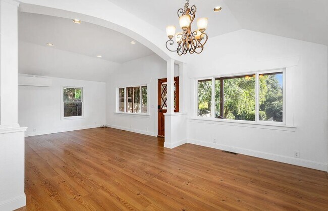 Foto del edificio - 10612 NW Skyline Blvd