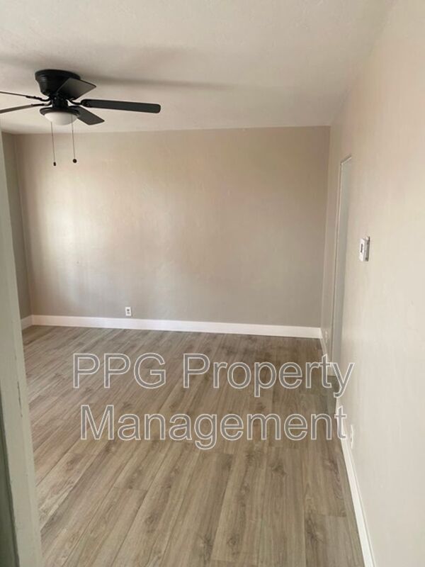 Building Photo - 2501 E Clarendon Ave